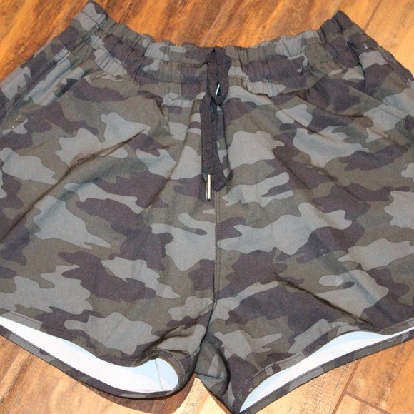2/$30 🏷 Women's Kyodan Camo Shorts Size Small - Picture 2 of 3